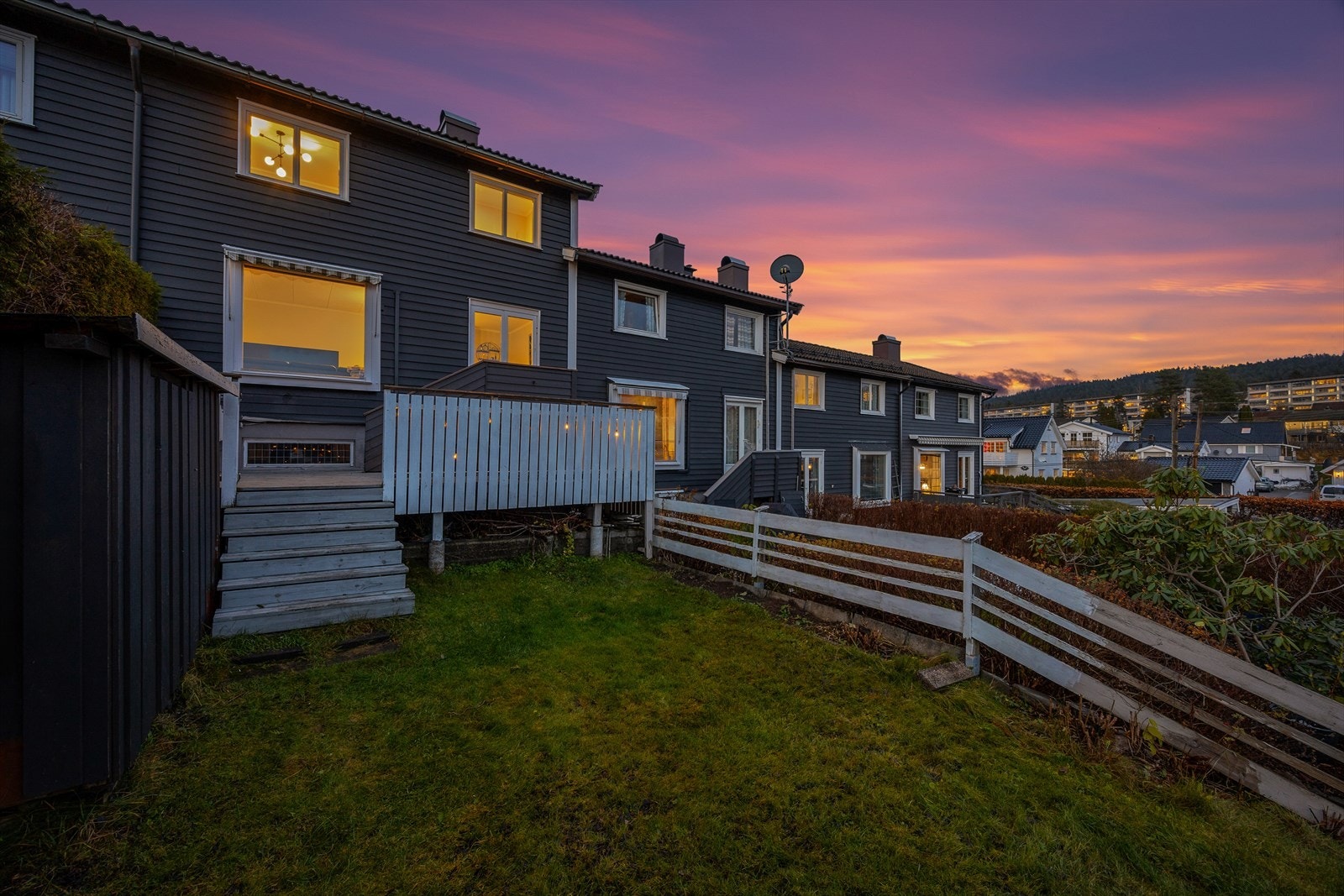 Den private hagen gir gode muligheter for lek og utendørsaktiviteter Galleribilde