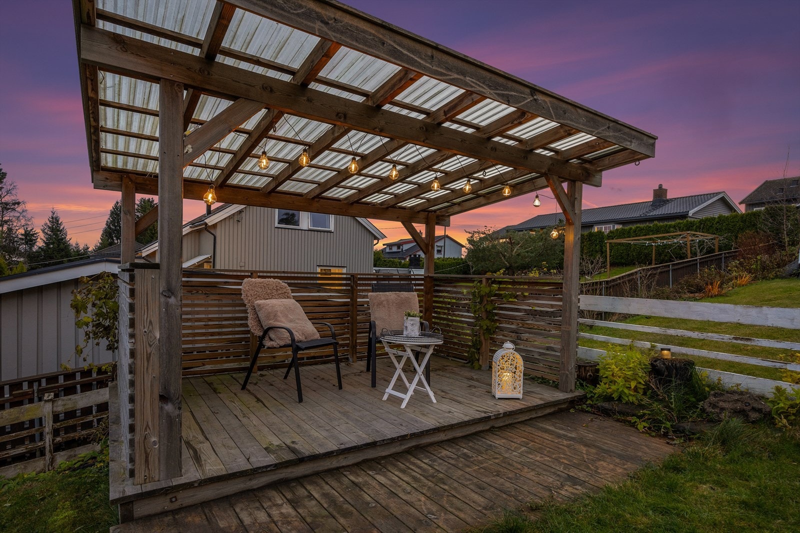 Boligen har flere fine uteplasser, hage og garasjeplass i rekke Galleribilde