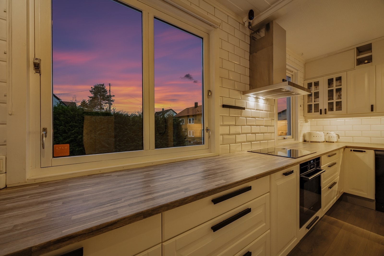 Moderne og romslig kjøkken med store arbeidsflater Galleribilde