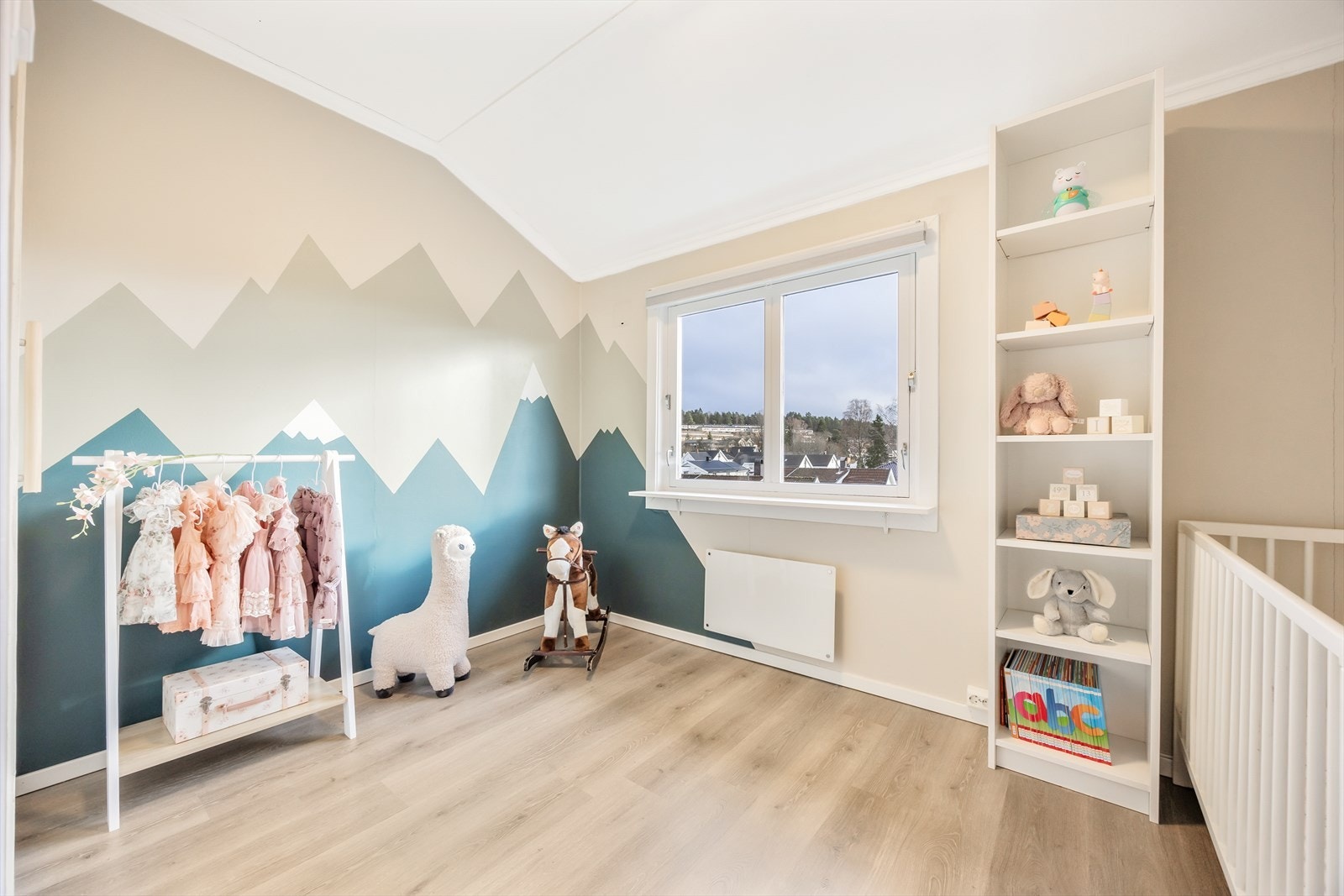 Det andre soverommet er lyst og har plass til både seng og oppbevaring Galleribilde