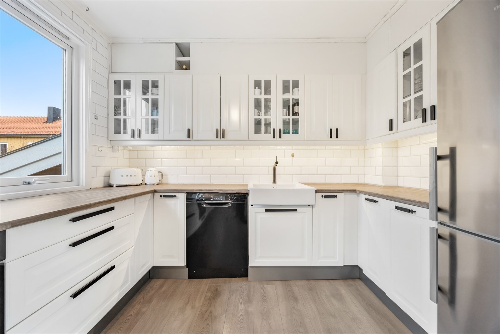 I innredningen er det integrert stekeovn og platetopp, samt opplegg og plass til oppvaskmaskin og frittstående kjøleskap Galleribilde