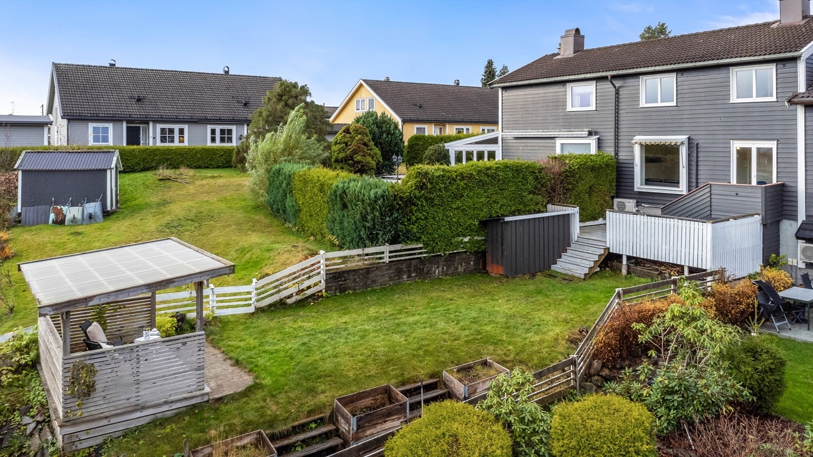 I enden av hagen er det etablert en koselig platting Galleribilde