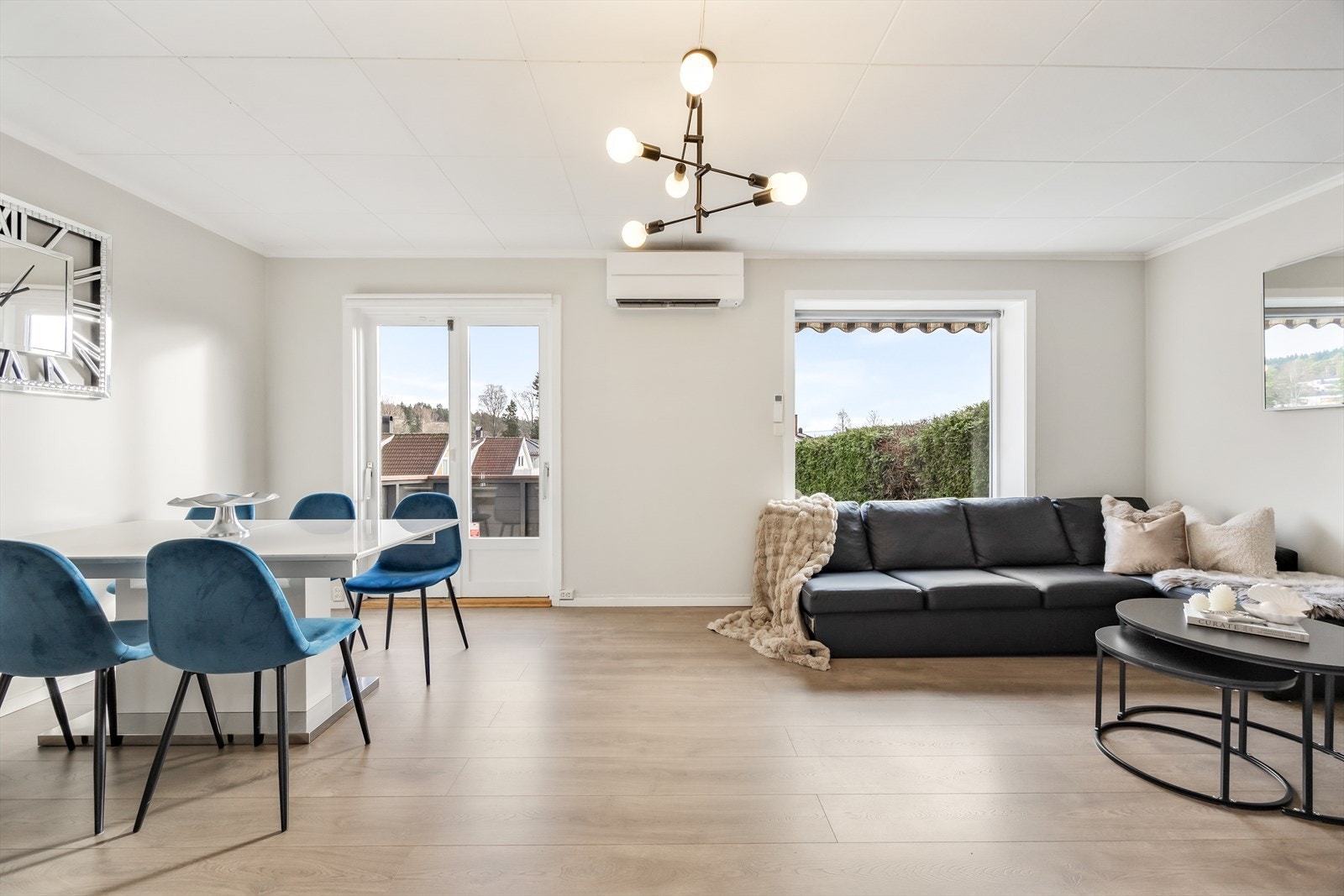 Med gjennomgående løsning og store vinduer oppleves stuen som lys og luftig Galleribilde