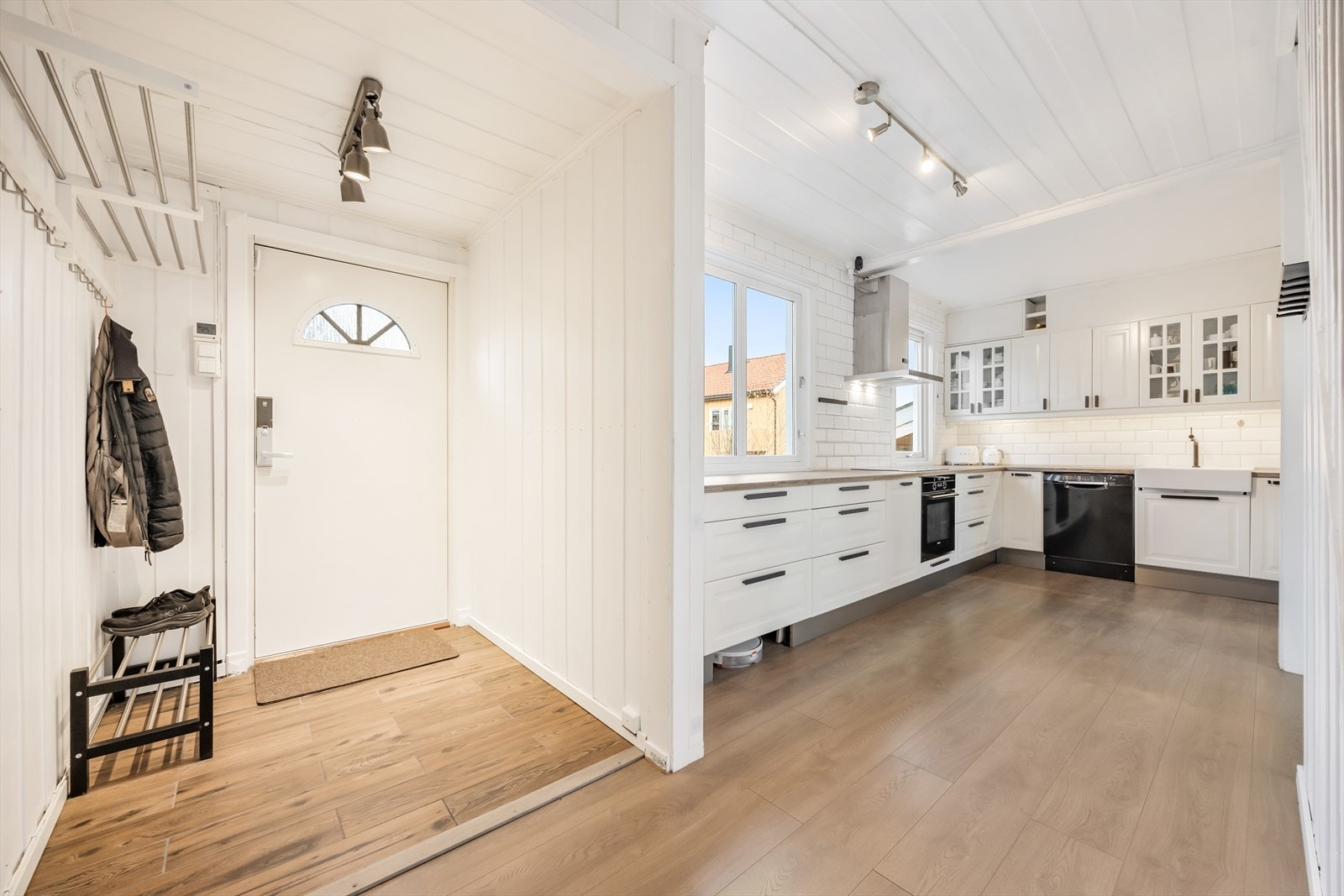 Meget romslig kjøkkenrom, oppusset i 2011 og oppgradert med ny benkeplate i 2017 Galleribilde