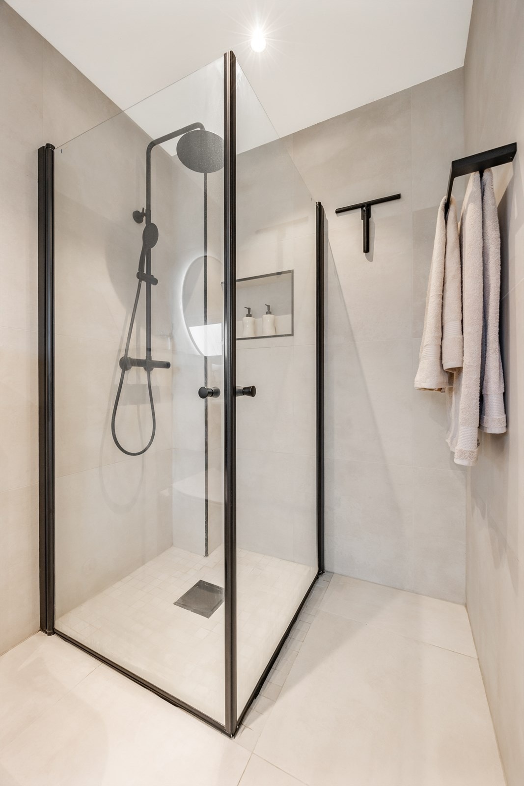 Badet har lunende varmekabler i gulvet og downlights i himlingen Galleribilde