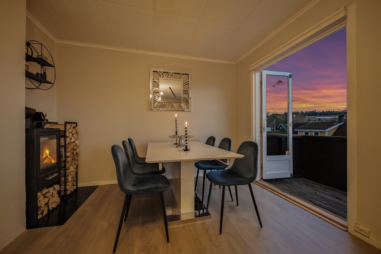 Peisen i stuen skaper god og lun stemning Galleribilde