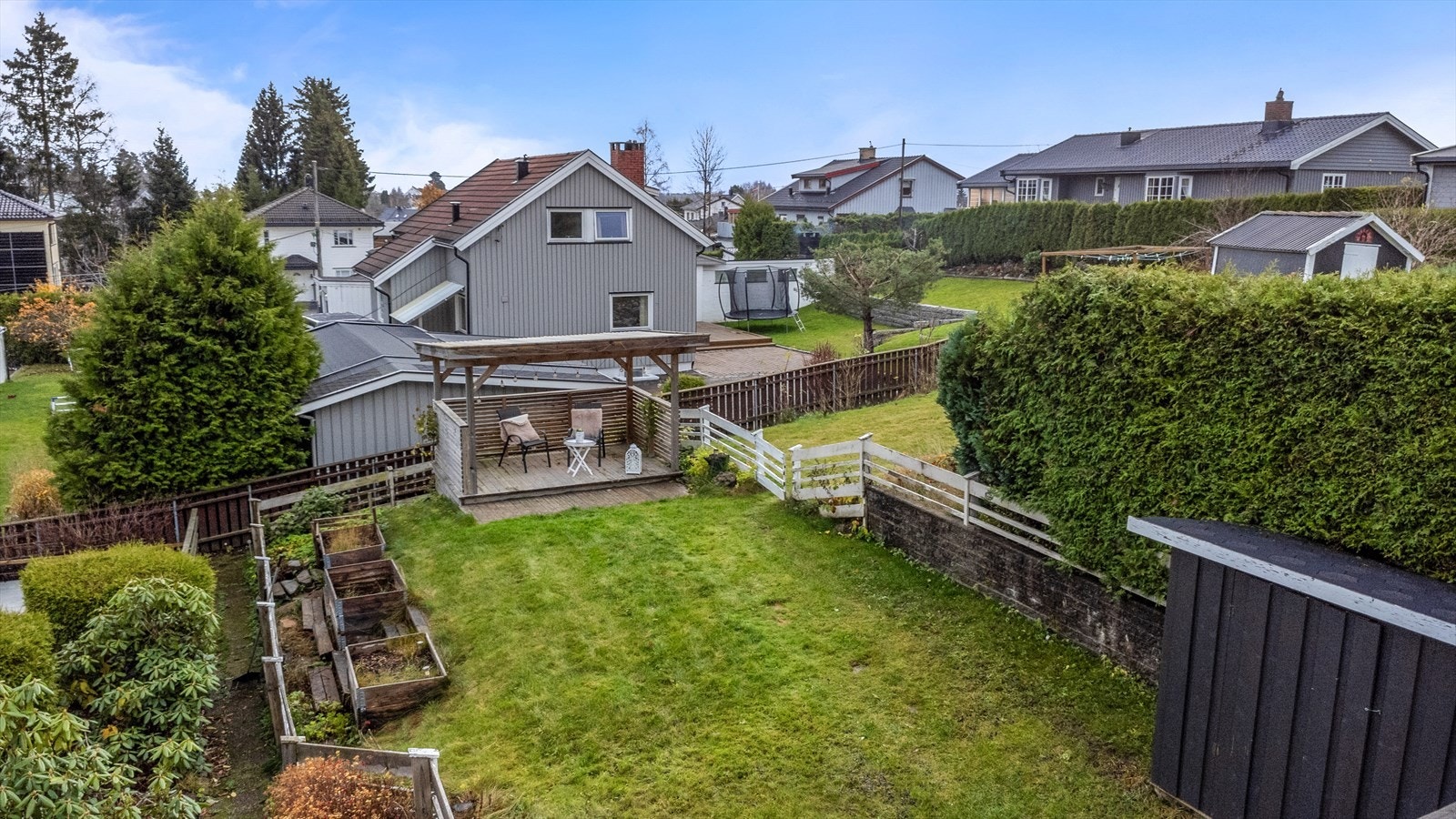 Hagen ellers har gressplen, og det er plassert ut kasser for en trivelig urtehage Galleribilde