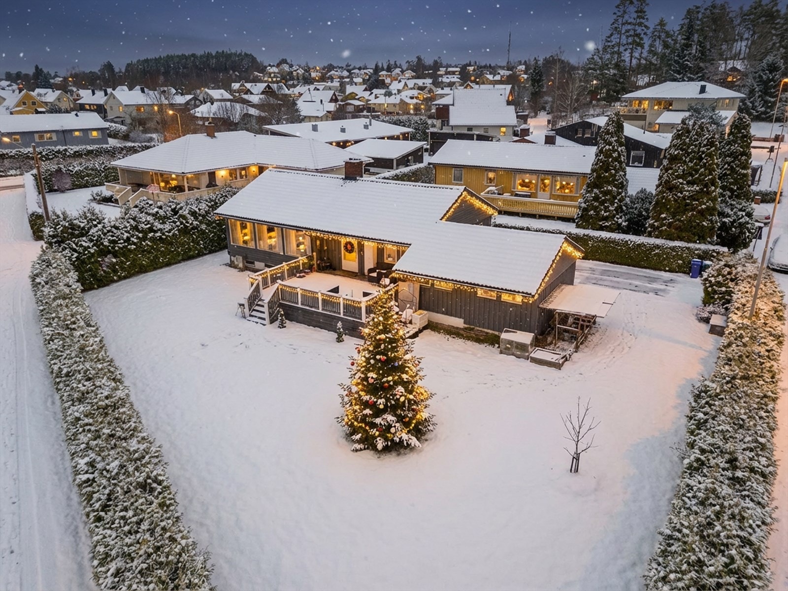 Attentus har gleden av å presentere denne fine boligen i all sin juleprakt. Det gjøres oppmerksom på at bildet er KI generert, og avviker fra virkeligheten. Galleribilde