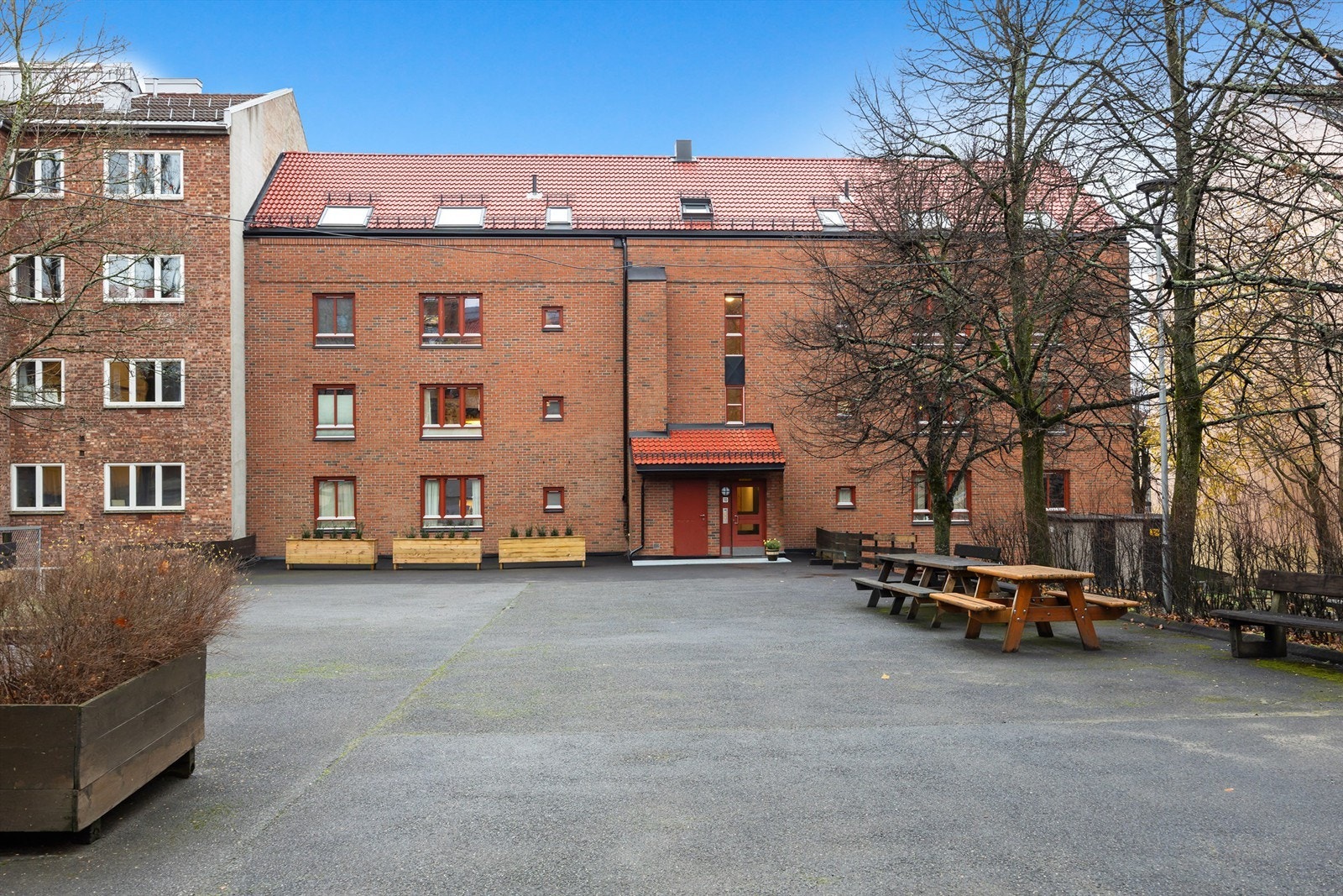 Borettslaget er veletablert med opparbeidet uteområde og beplantinger. Galleribilde