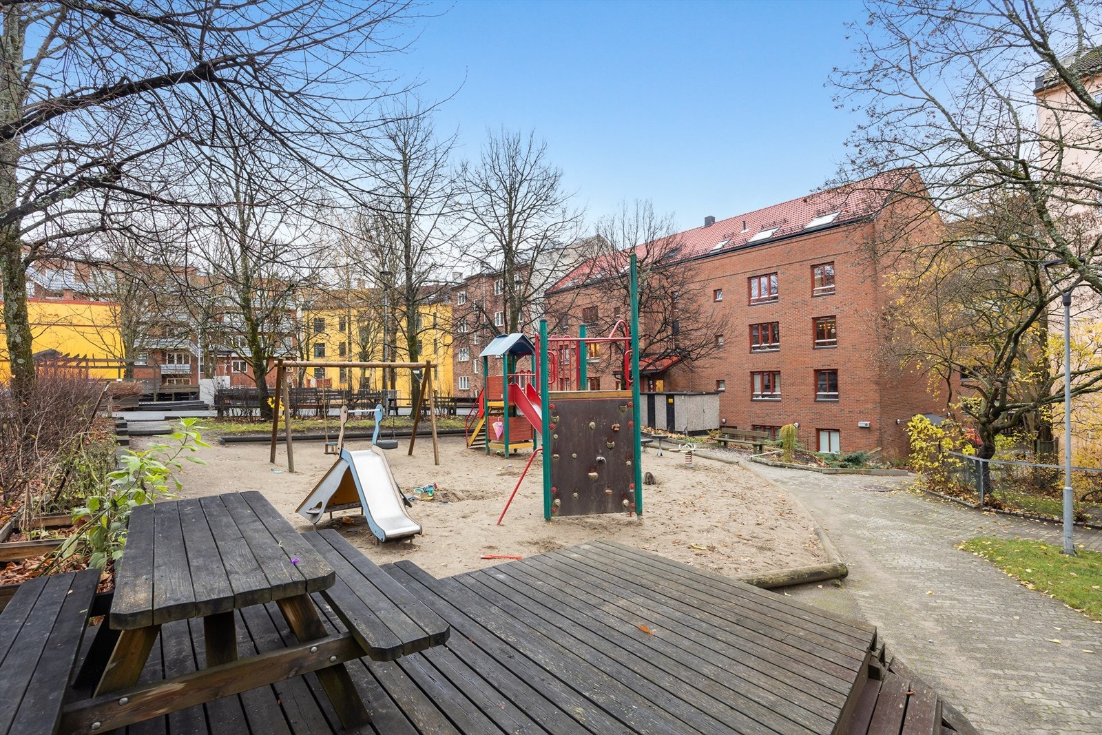 Det er lekeplass og sitteplasser for beboerne. Galleribilde