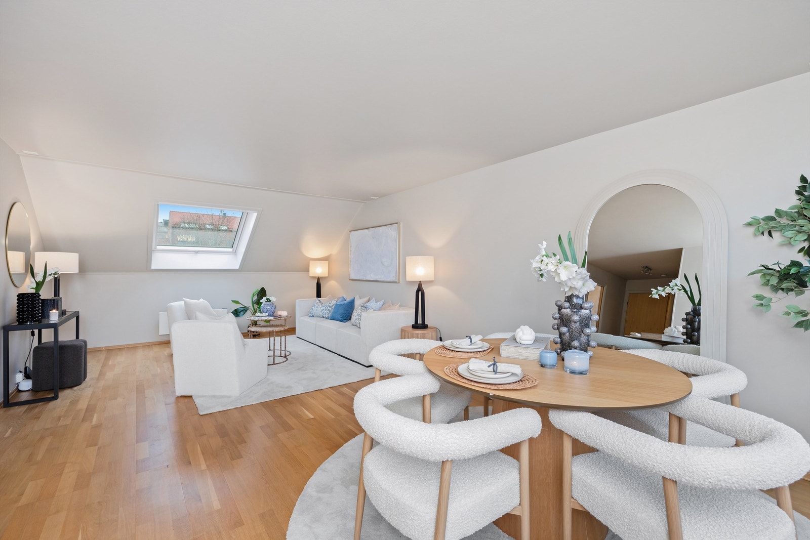 Det er også naturlig å møblere med et spisebord- perfekt for å invitere venner og familie på besøk. Galleribilde