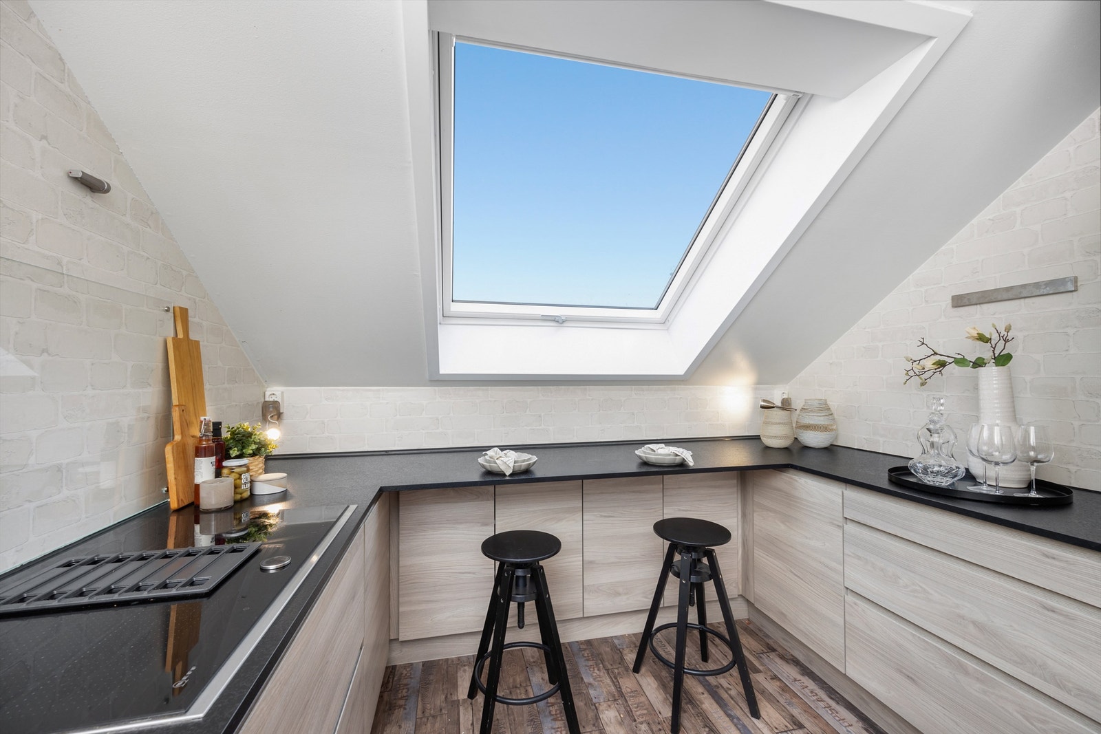 Det er rikelig med oppbevaringsplass i både skuffer og skap, og den store benkeplaten gjør det enkelt å tilberede gode måltider. Galleribilde