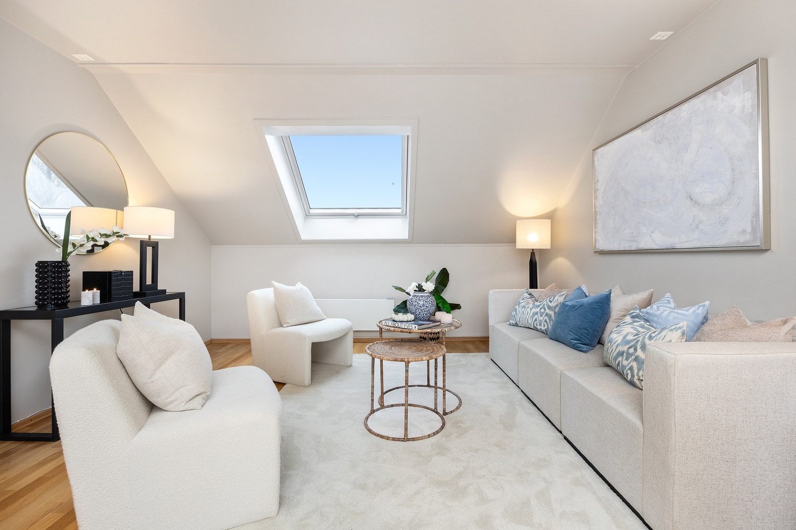 Det er rikelig med lysinnslipp gjennom store vindusflater som skaper en åpen og luftig romfølelse. Galleribilde