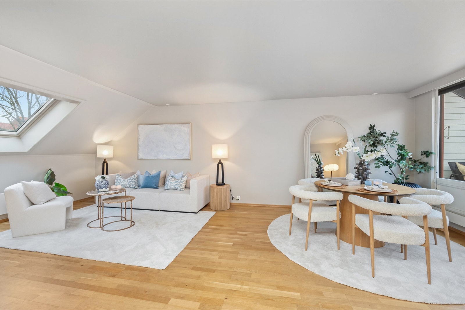 Stuen er av god størrelse og har god plass til å møblere i soner. Galleribilde