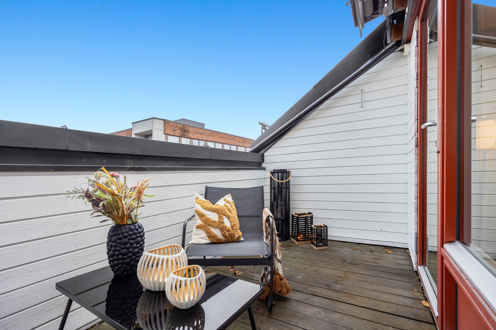 Takterrassen er solrik og på hele 7 kvm, og er skjermet for innsyn. Her er det plass til å møblere med ønsket utemøblement. Galleribilde