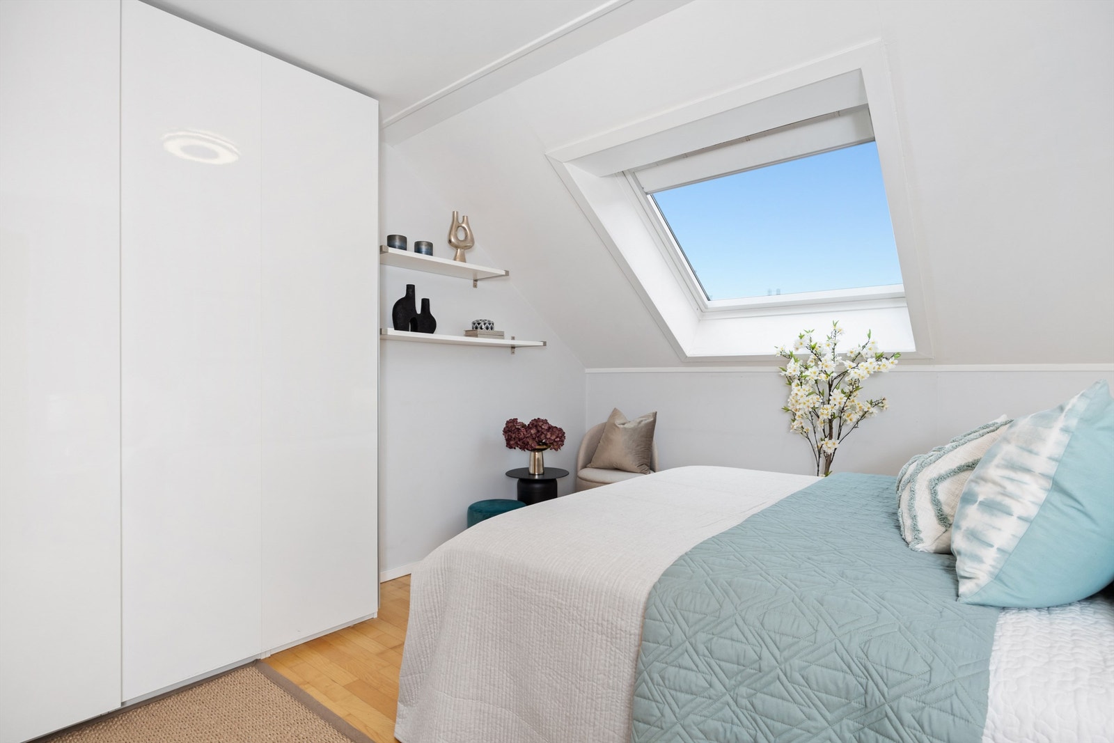 Videre er det et romslig garderobeskap med plass til oppbevaring. Galleribilde