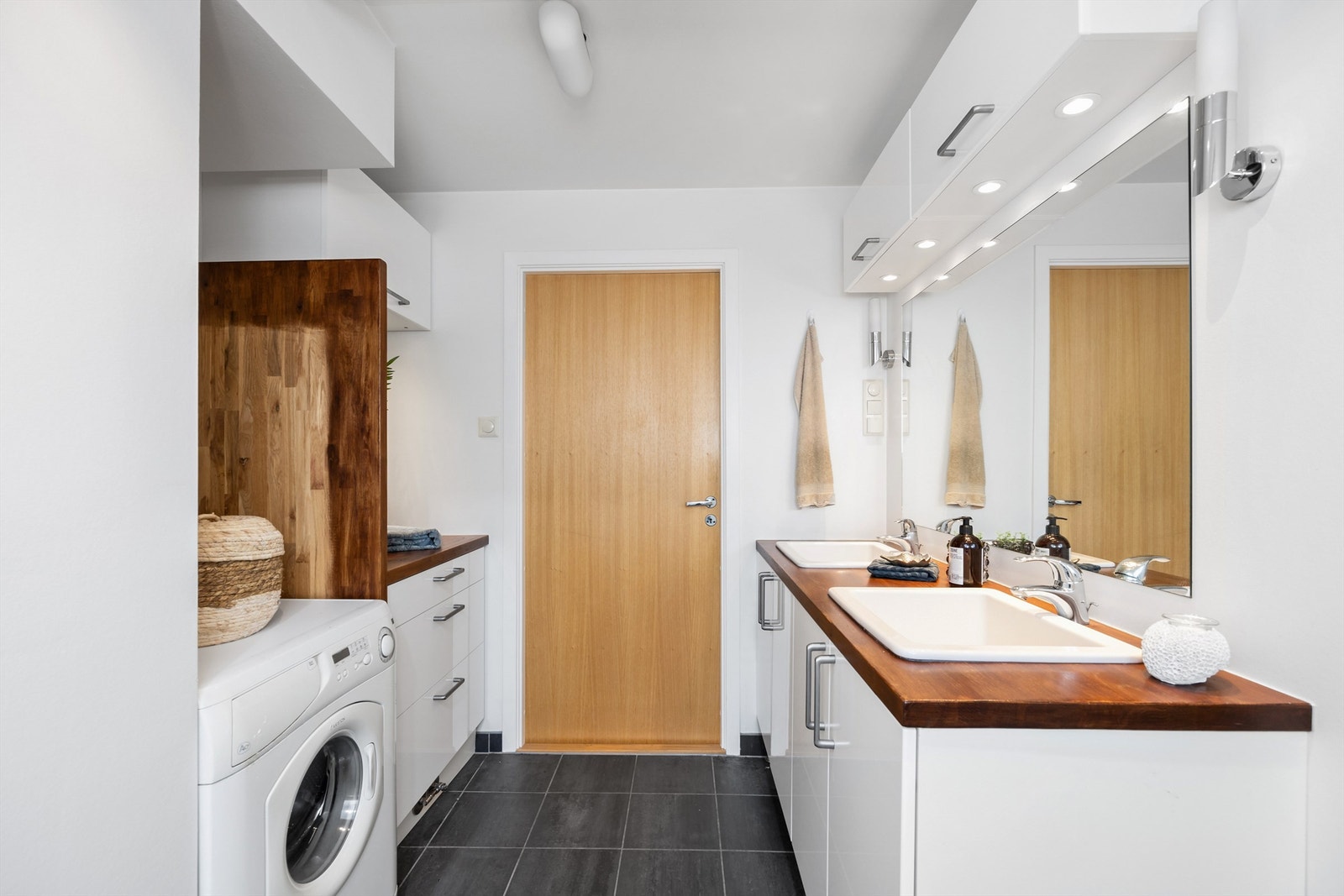 Badet er pent flislagt på gulv og vegger med varme i gulvet. Galleribilde