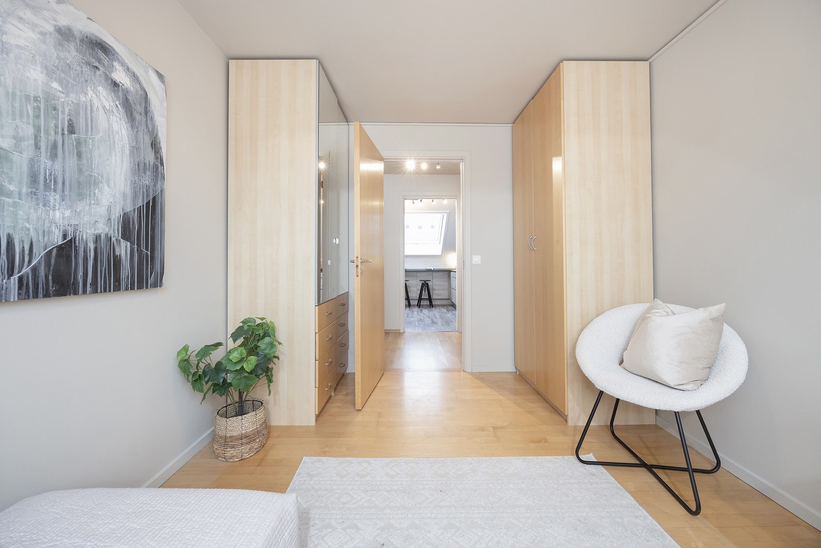 Her er det også garderobeskap med rikelig oppbevaringsplass. Rommet passer perfekt som barnerom, gjesterom eller kontor. Galleribilde