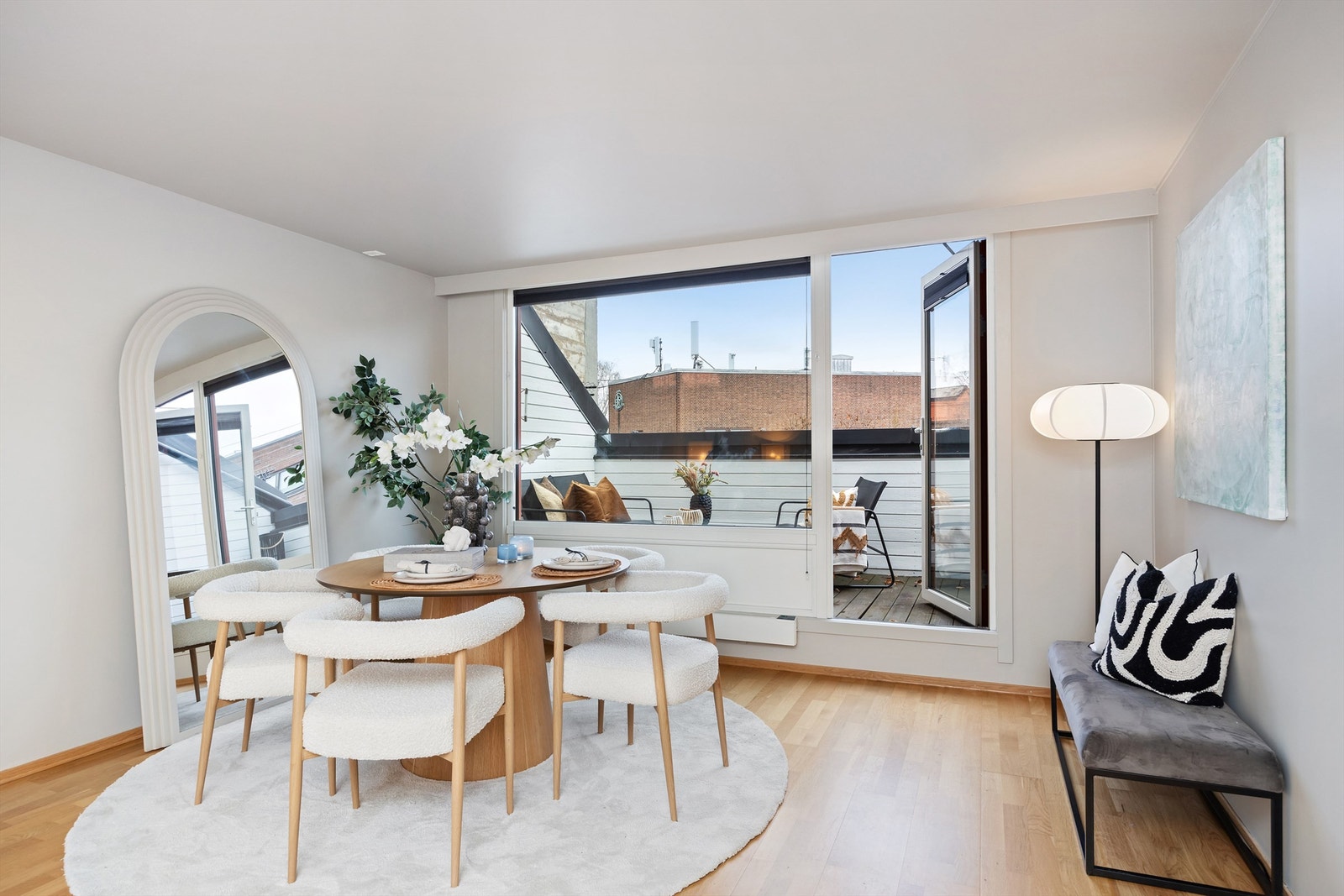 Fra stuen er det utgang til den romslige takterrassen. Galleribilde