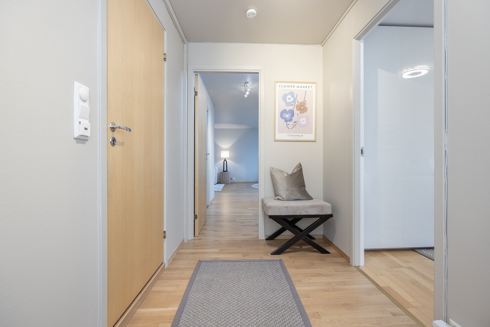 Velkommen! Entréen er lys og innbydende og gir et umiddelbart godt førsteinntrykk. Galleribilde