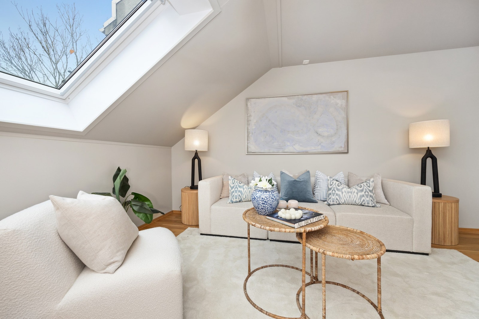 Her kan man ha sofa, salongbord og TV-seksjon. Galleribilde