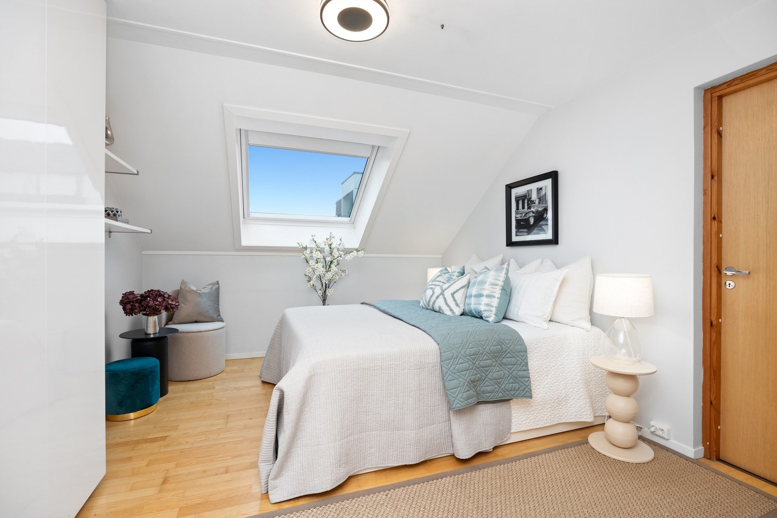 Hovedsoverommet er av god størrelse med plass til dobbeltseng, nattbord og kommune. Galleribilde