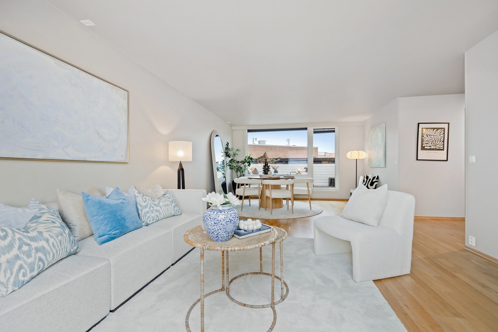 En lekker og romslig 3-roms leilighet med stor stue, god planløsning og balkong! Foto: Christian Christensen / Christensen Fotolink Galleribilde