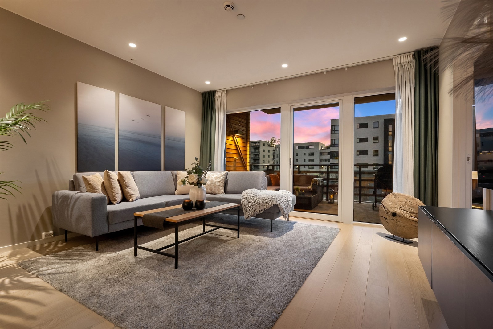 Med sydvendt beliggenhet har leiligheten gode lysforhold Galleribilde