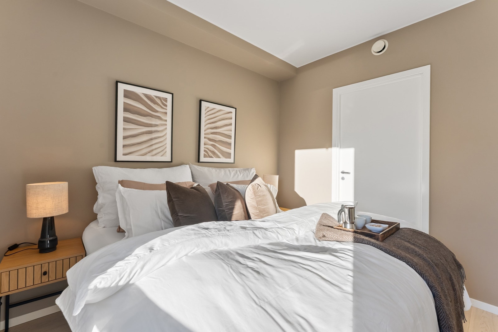 Det er direkte inngang til bod/ garderobe fra soverommet Galleribilde