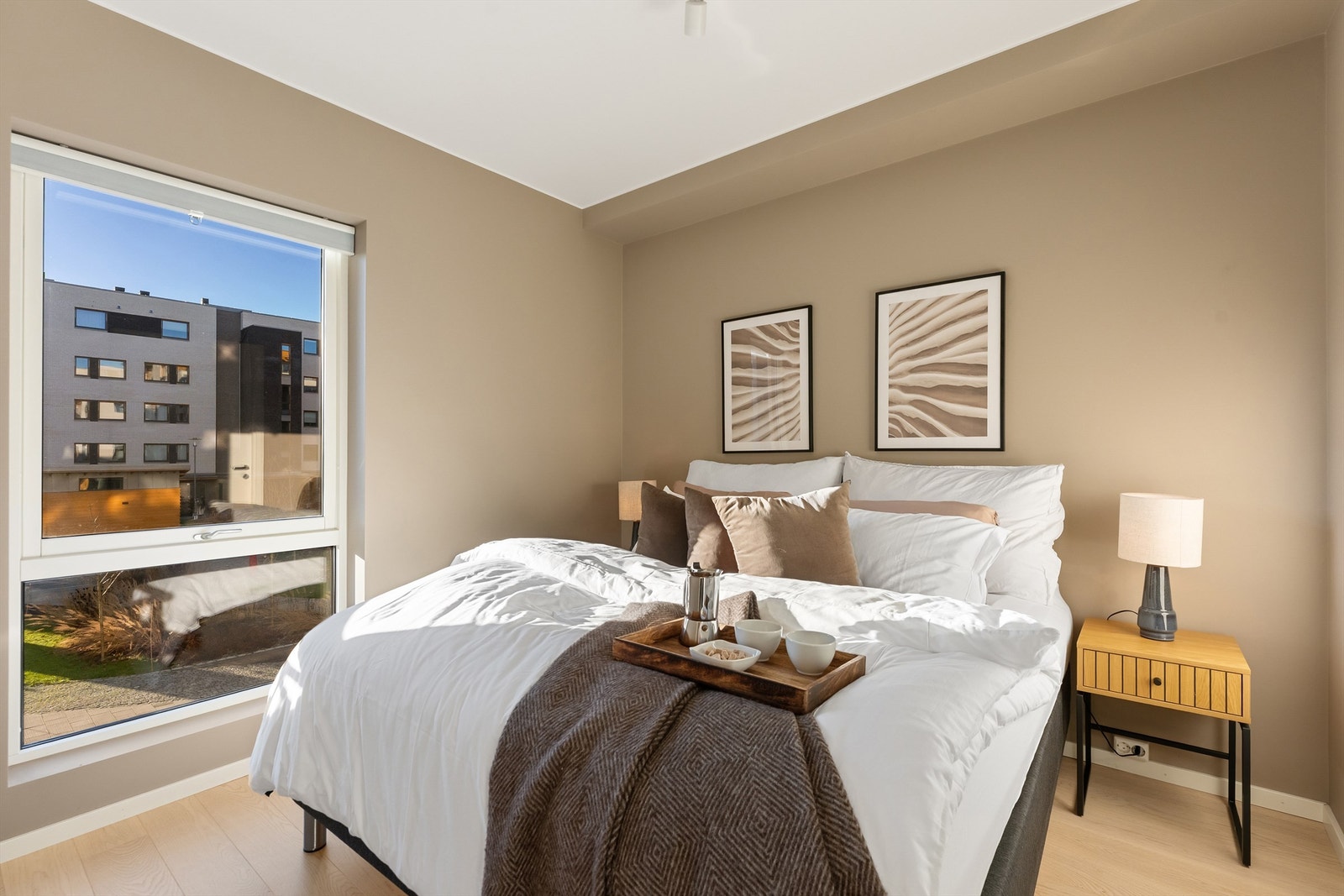 Romslig soverom med god plass for dobbelseng, skap og annet passende møblement Galleribilde