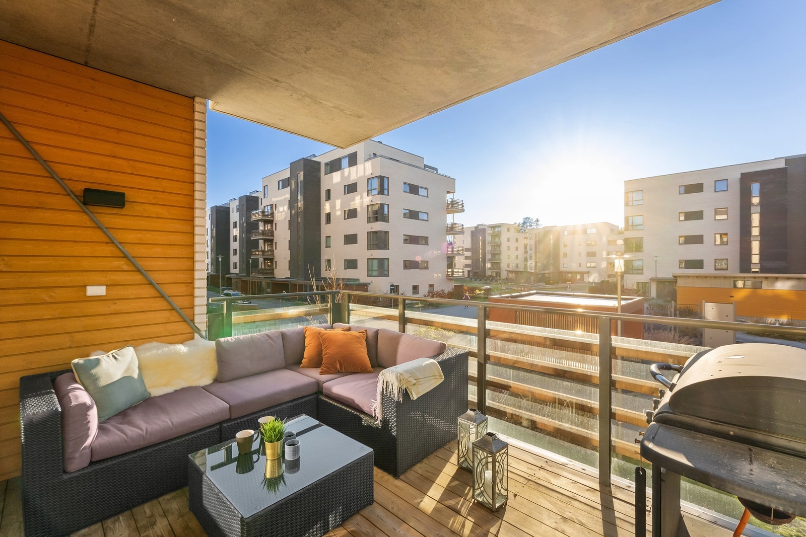 Flott utsyn fra uteplassen mot felles grøntområde, med god avstand til andre blokker i området
Fotofirma: Zovenfra Galleribilde