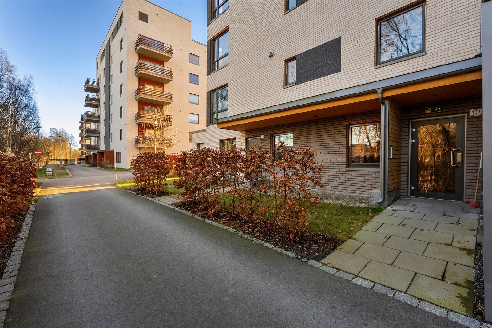 Hyggelig inngangsparti til blokken. Rolig beliggenhet Galleribilde