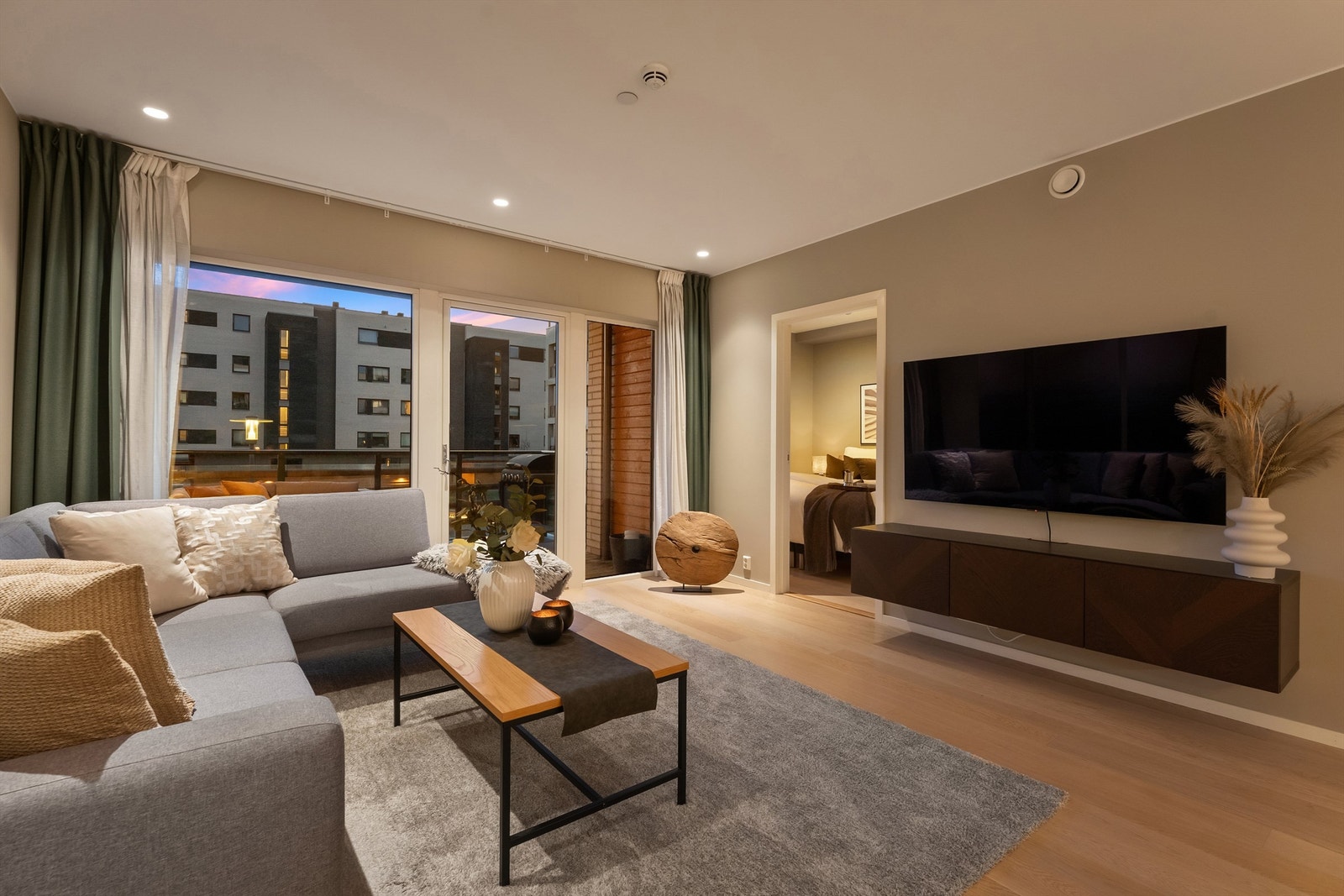 Det er inngang til soverommet fra stuen Galleribilde