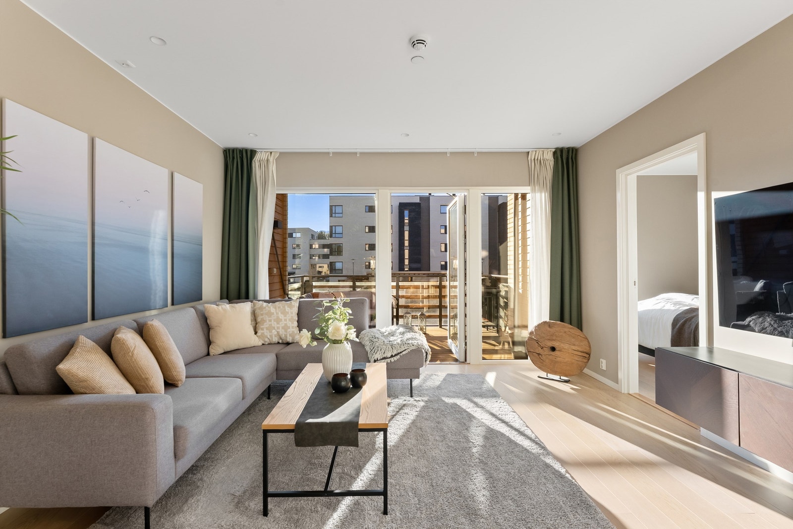 Rikelig med naturlig lys gjennom store vinduer Galleribilde