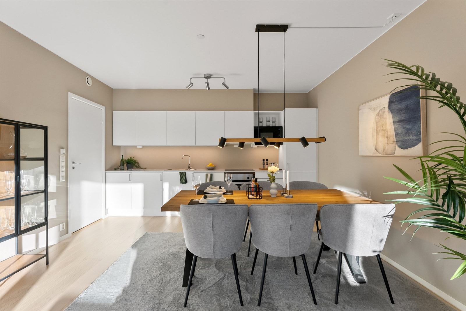 God plass til spisestue mellom kjøkkenet og stuen Galleribilde