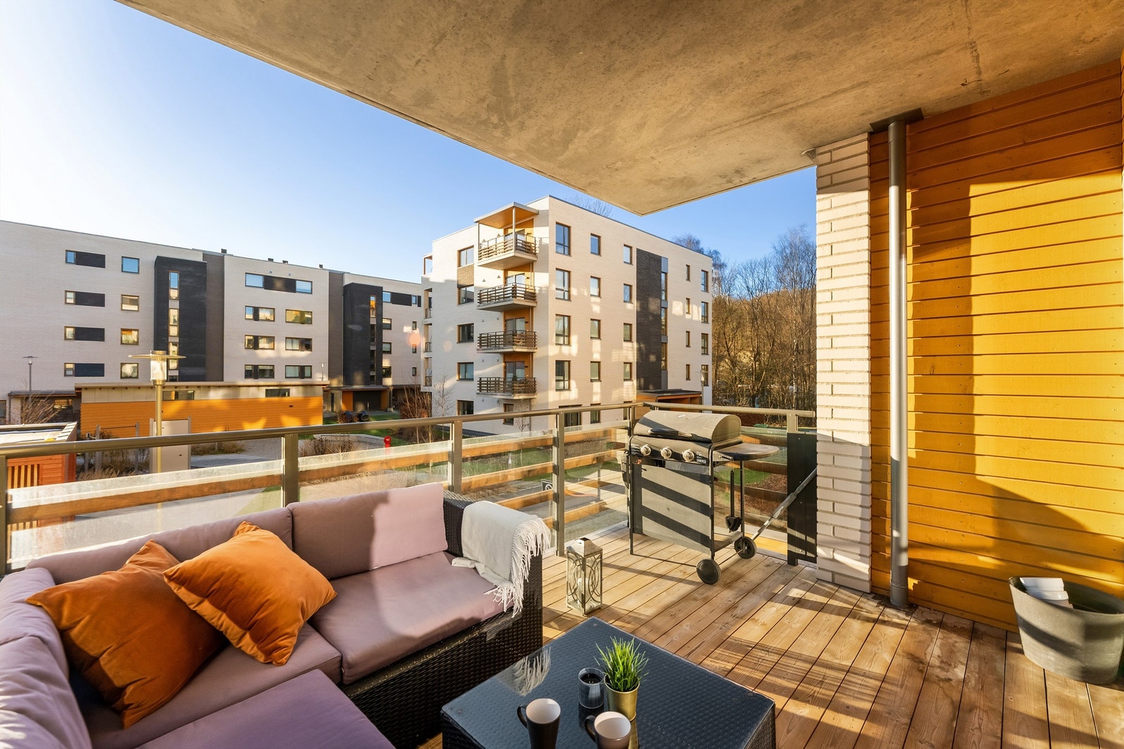 Området rundt leiligheten er ferdig etablert og det er minimalt med byggestøy i forhold til andre beliggenheter i området ellers Galleribilde