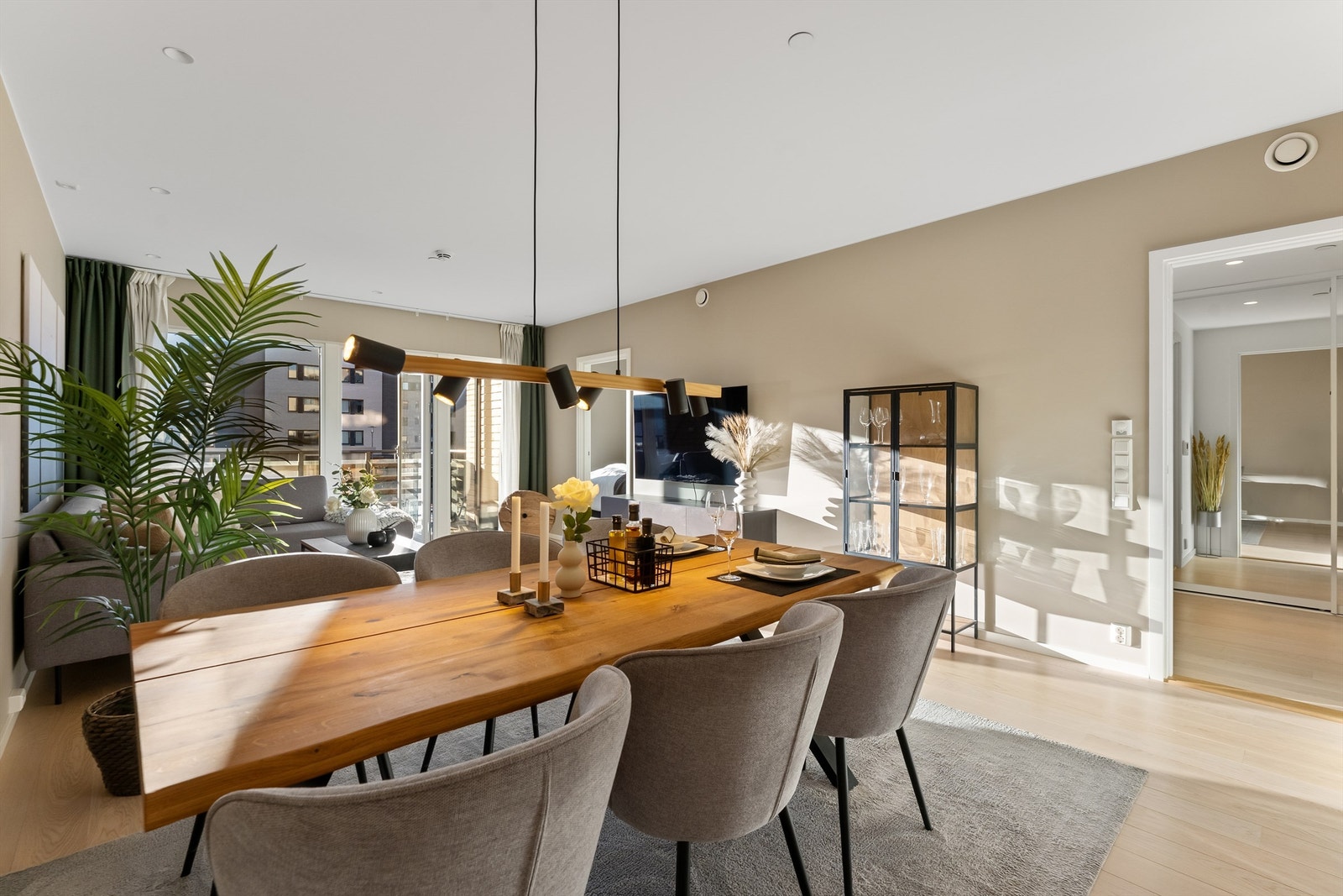 Leiligheten holder god standard og har behagelig inneklima med blant annet vannbåren gulvvarme og balansert ventilasjon Galleribilde