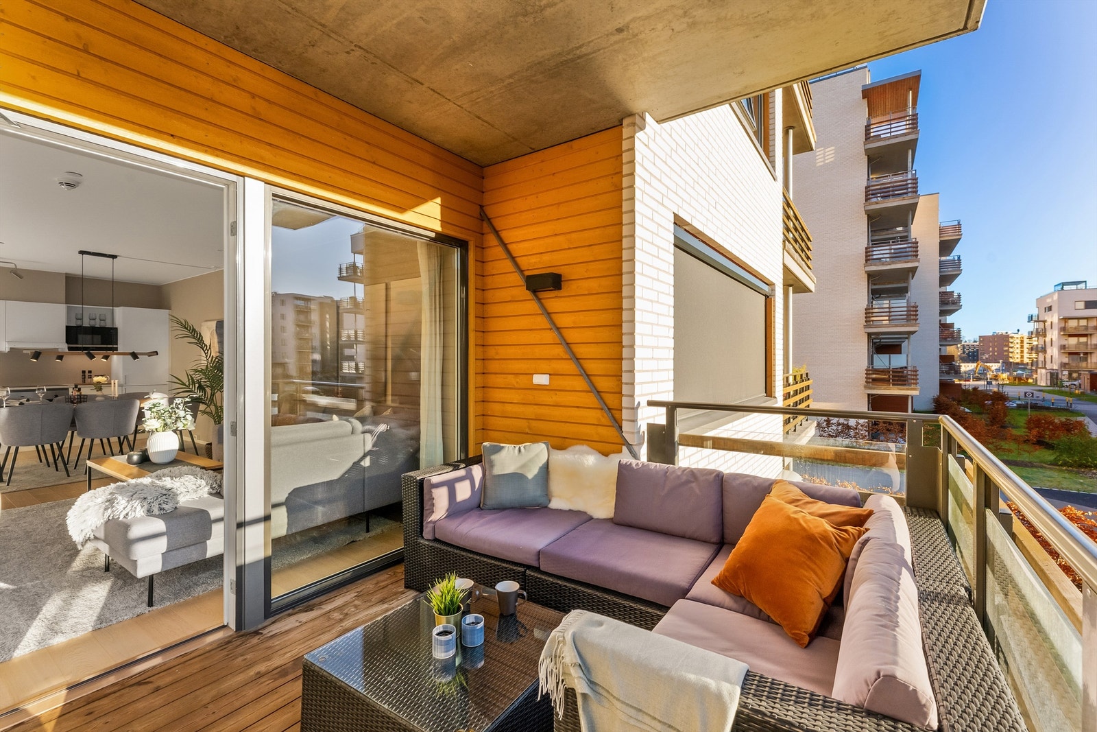 Det er god plass til utemøbler og tillatt med gassgrill på balkongen Galleribilde