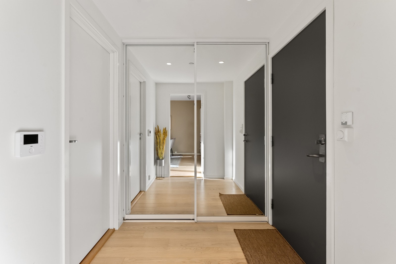 Entre med skyvedørsgarderobe med speil. med god plass for yttertøy og sko Galleribilde