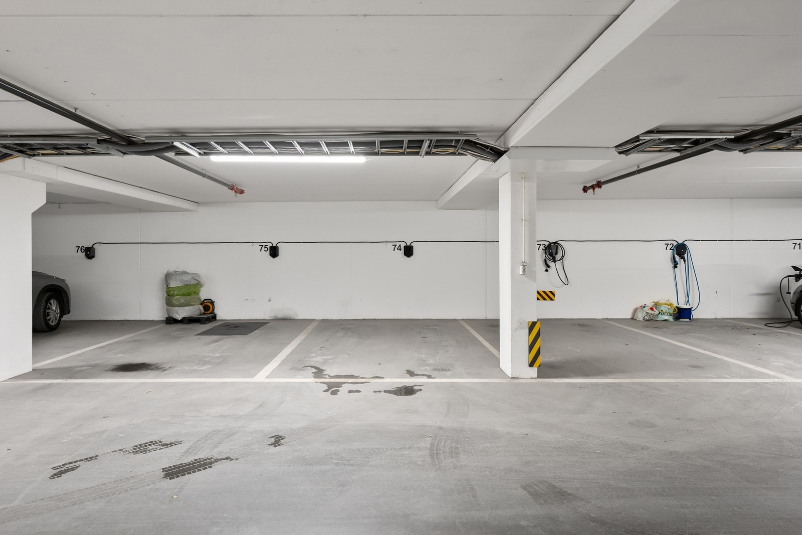 Med leiligheten følger én parkeringsplass på ca. 2.8m bredde i felles garasjeanlegg, med mulighet for opplegg til elbillader
Fotofirma: Zovenfra Galleribilde