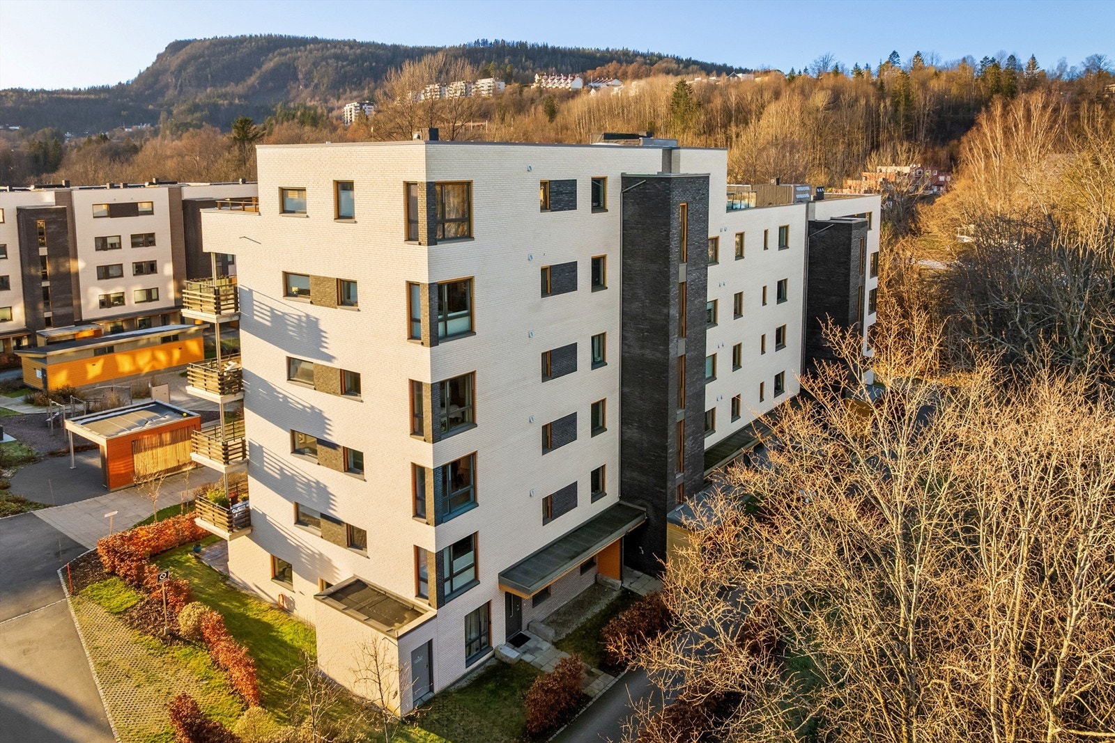 Leilighet med god intern beliggenhet på området. Vestre Billingstad er et fint område med store grøntområder og fine turområder. Det er flott tilgang på friluftsområder på flere sider av bebyggelsen Galleribilde