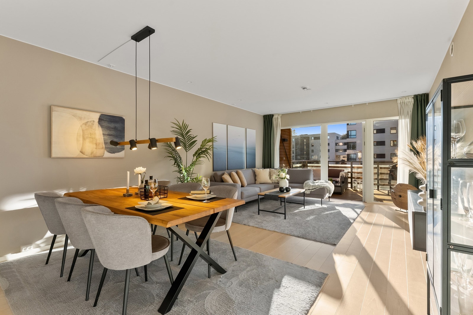 Velkommen til Sandekra 12 - Easy living i en rålekker leilighet med god standard, heis og garasjeplass! Lys og hyggelig stue med gode møbleringsmuligheter og rikelig med naturlig lys.
Fotofirma: Zovenfra Galleribilde