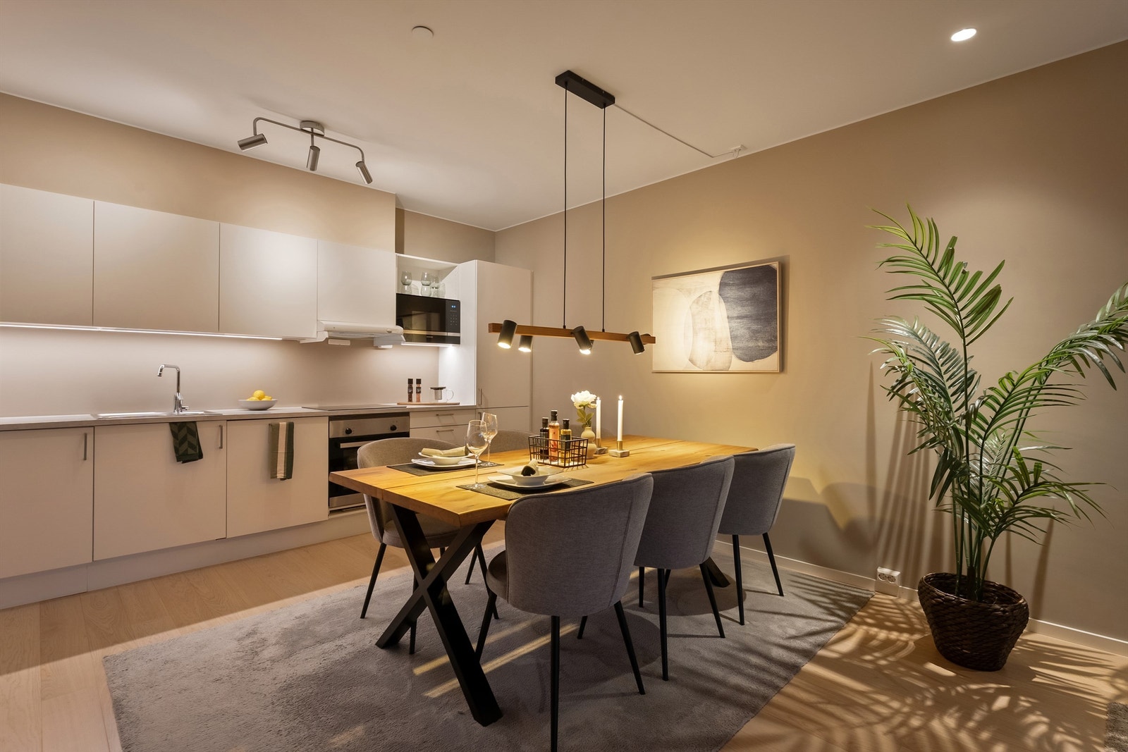 Det er ellers godt med belysning ved spisestuen og på kjøkkenet Galleribilde