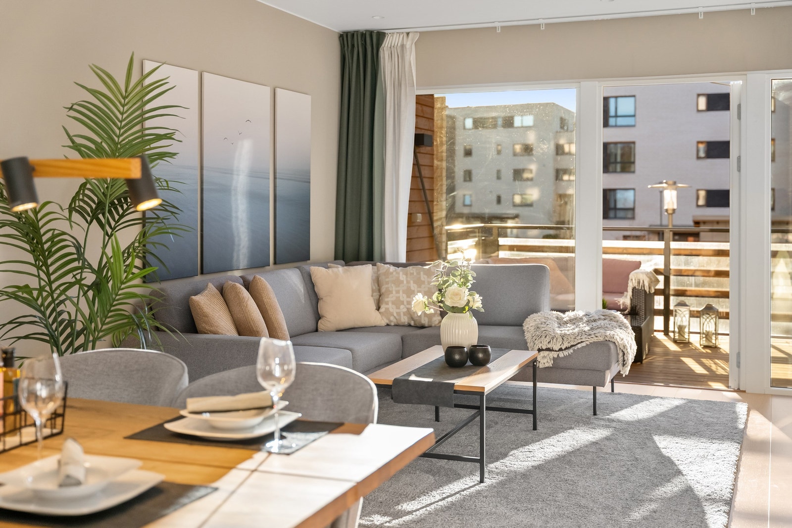 I stuedelen er det god plass til en stor sofasalong Galleribilde