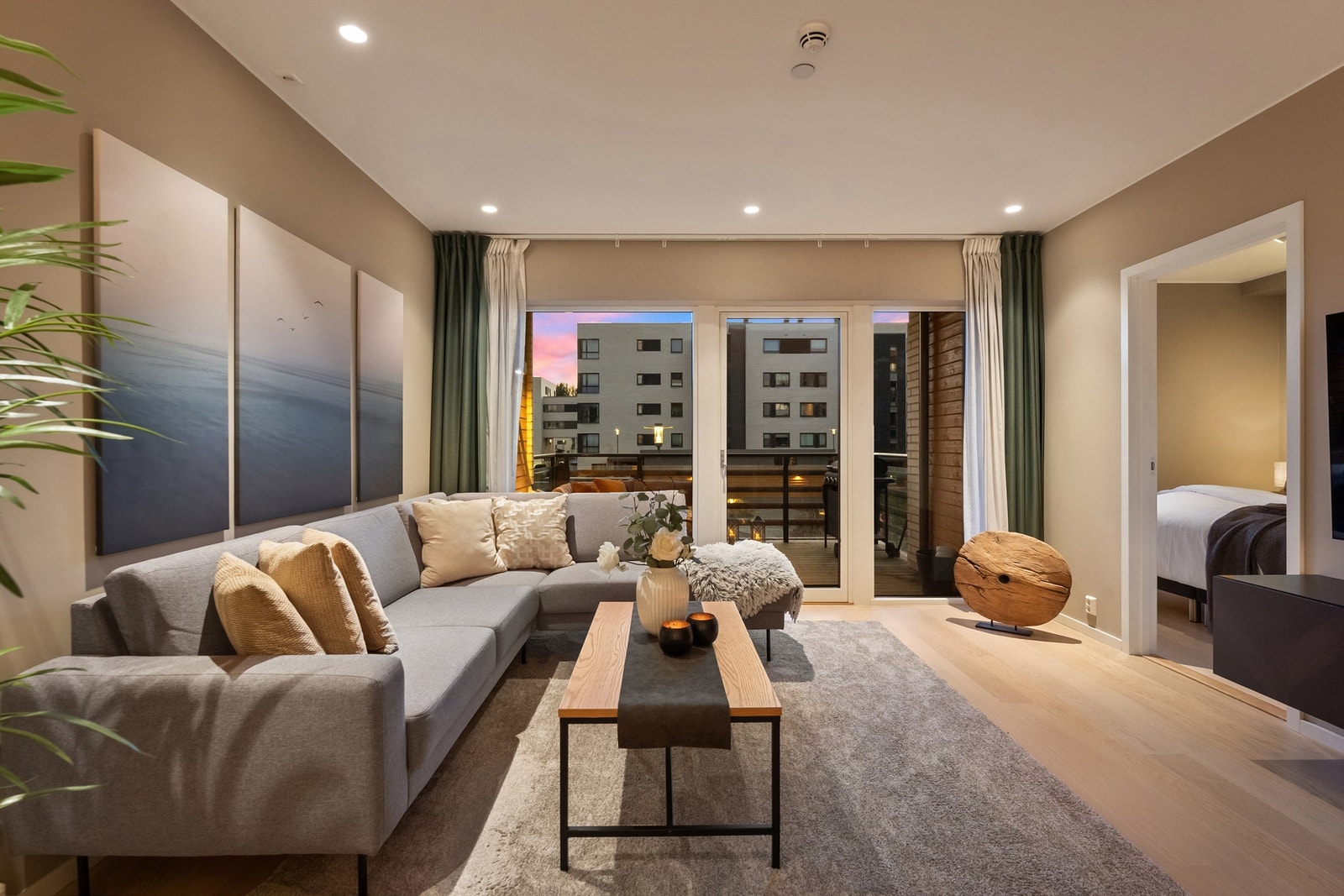 Leiligheten har en gjennomtenkt og romslig planløsning med gode oppbevaringsløsninger, lyse, luftige oppholdsrom og store vindusflater som slipper inn rikelig med naturlig lys Galleribilde