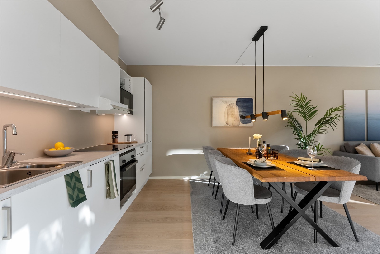 I åpen løsning mot stuen finner du et stilrent kjøkken fra Sigdal Galleribilde