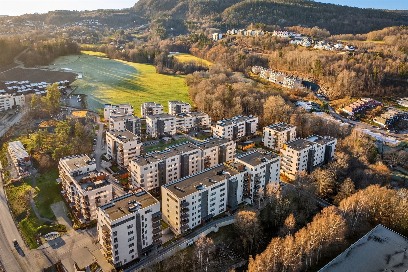 Her er det gangavstand til både tog og buss med gode forbindelser til Asker, Sandvika og Oslo Galleribilde