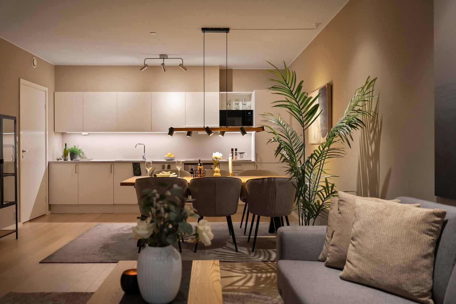 Det er god plass til spisestue mellom kjøkkenet og stuen, samt et godt utstyrt kjøkken Galleribilde