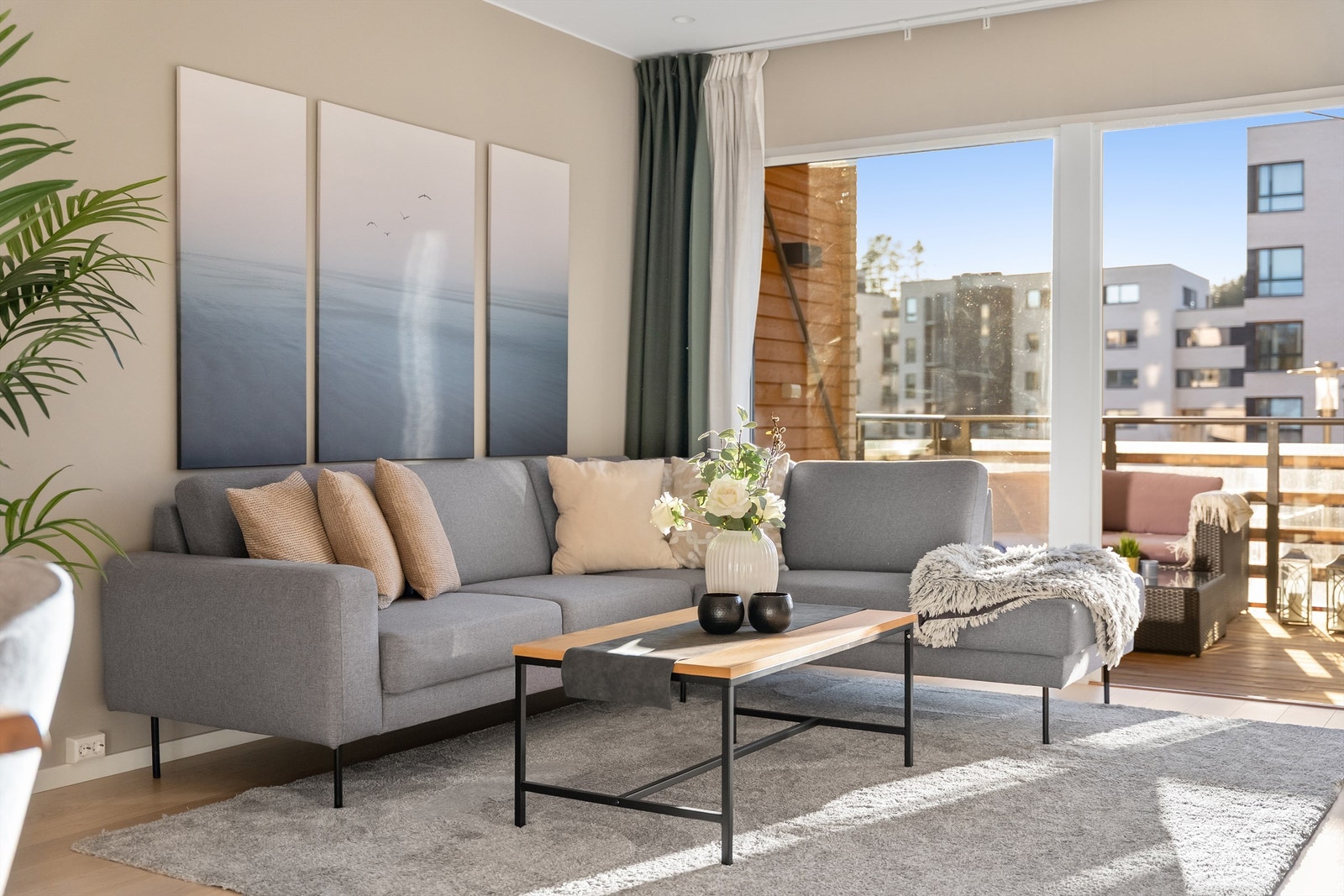 Fra stuen er det utgang til en herlig sydvendt balkong på 10 kvm hvor late dager kan nytes Galleribilde