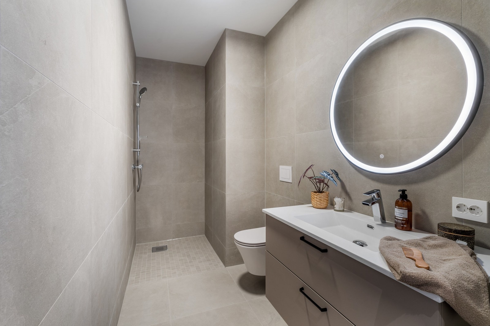 Bad i 1 etg. Det vil bli montert glassdør i dusjen. Galleribilde